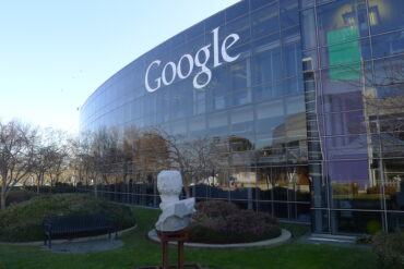 varsler sanksjoner mot google