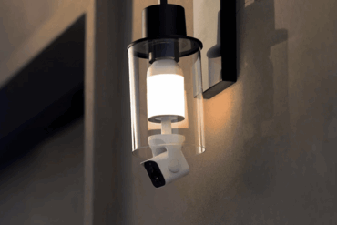 Smart vegglampe med bevegelsessensor i moderne interiør