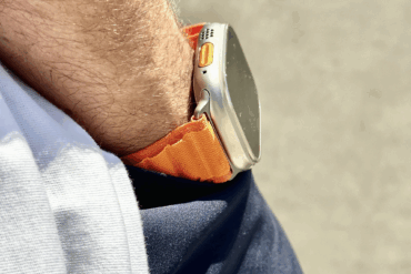Person med Apple Watch på håndleddet, illustrerer temaet om Apple Watch nøyaktighet i helse- og aktivitetsmålinger.