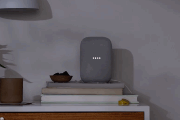 Nest Audio-høyttaler på et bord – venter fortsatt på Gemini-støtte fra Google