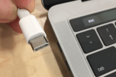 USB-C-kabel som skal kobles til en bærbar PC med macOS