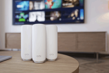 Tre Orbi 370-enheter plassert på et bord foran en TV og mediemøbel i en stue