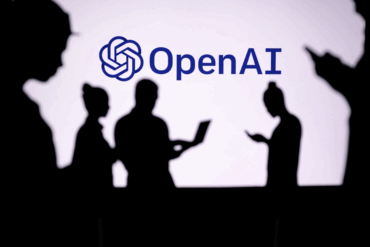 Silhuetter foran OpenAI-logo – illustrerer veksten i AI-bruk i Norge.