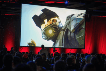 Publikum ser en ny Halo-trailer under Halo World Championship med Master Chief på storskjerm