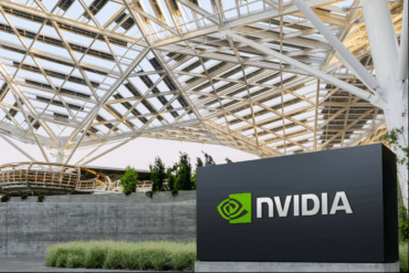 Logoen til Nvidia utenfor selskapets hovedkontor, brukt i forbindelse med kvartalsresultatene for andre kvartal 2025.
