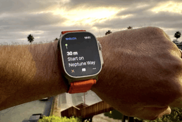 Apple Watch Ultra 1 vises på en arm utendørs med navigasjon aktivert på skjermen. Bildet illustrerer den større skjermen og robuste designet.