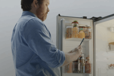 Mann åpner kjøleskap – illustrasjon for Apples Visual Intelligence.