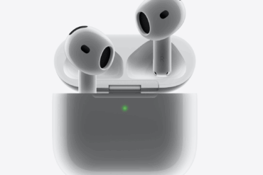 Et par hvite Apple AirPods 4 med ladeetui, vist forfra mot en lys bakgrunn.