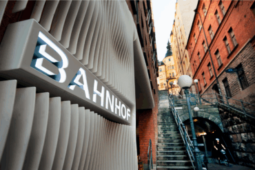 Bahnhof-bygning med logo, illustrasjon av selskapets satsing på bredbånd i Norge