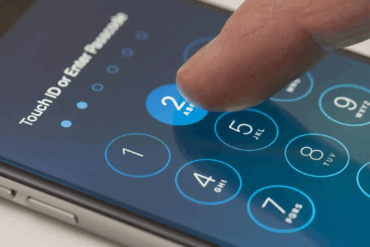 Finger trykker på kodefelt på iPhone – illustrasjon av kryptert data og tilgangskrav.