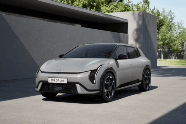 Kia EV4 parkert foran en moderne bolig – hatchback-modellen som produseres i Slovakia med rekkevidde opptil 630 km.