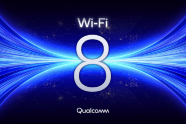 Logo for WiFi 8 fra Qualcomm med blå, futuristisk bakgrunn som symboliserer neste generasjons trådløs teknologi.