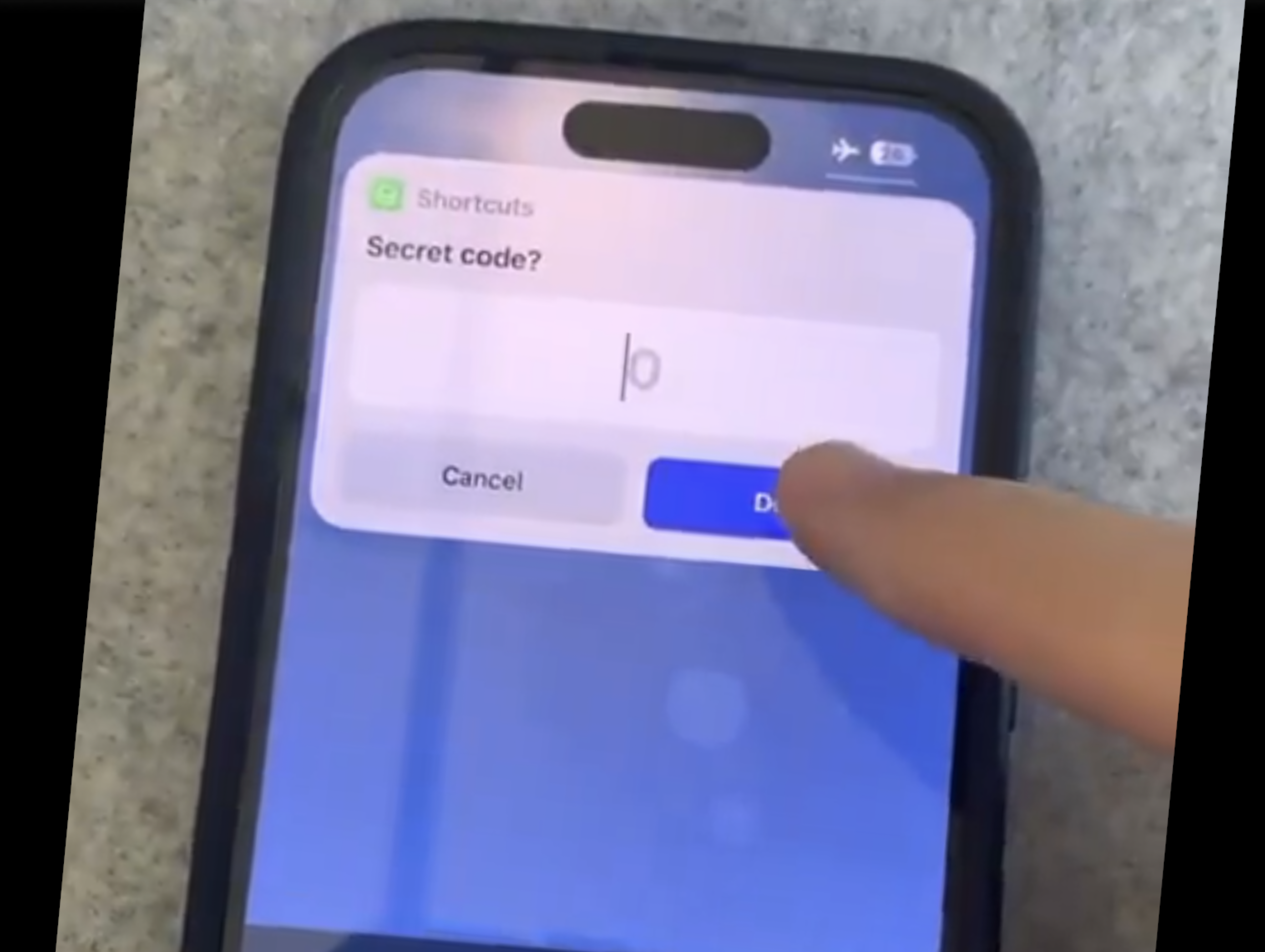 En iPhone viser en snarvei som krever kode før flymodus aktiveres, et triks som låser mobilen og deler posisjon automatisk.