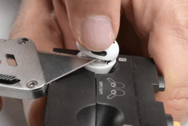 Apple AirPods Pro 3 er rene marerittet å reparere, ifølge iFixit. Bilde: YouTube/iFixit.
