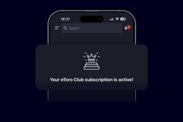 Mørk blå bakgrunn med en smarttelefon i midten. På skjermen vises et varselkort med teksten «Your eToro Club subscription is active!» sammen med et ikon øverst. Telefonen har en moderne design med avrundede hjørner og statuslinje øverst.