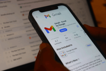 En mobiltelefon som viser Gmail-appen, brukt som illustrasjon til saken om at Google nå lar brukere endre Gmail-adressen sin.