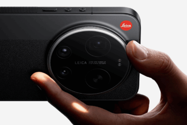 Nærbilde av Xiaomi 17 Ultra Leica Edition med fysisk zoomring rundt kameramodulen og Leica-logo synlig på baksiden.