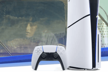 PlayStation 5-konsoll med DualSense-kontroller foran en skjerm, brukt som illustrasjon i sak om lekkede PS5 BootROM-nøkler og mulig piratgaming.