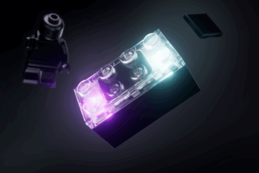 LEGO SMART Brick med innebygde sensorer, lys og lyd, vist sammen med LEGO SMART Minifigure