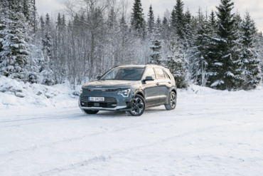 Kia Niro EV 2026 Limited Edition kjører på vintervei i norsk snølandskap