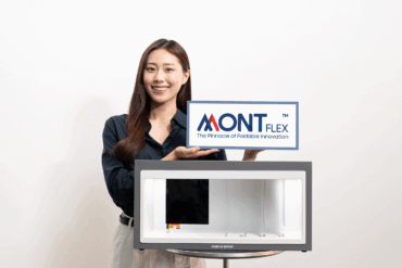 Modell presenterer Samsung Display MONT FLEX-logoen sammen med et demonstrasjonsoppsett for brettbar OLED-teknologi.