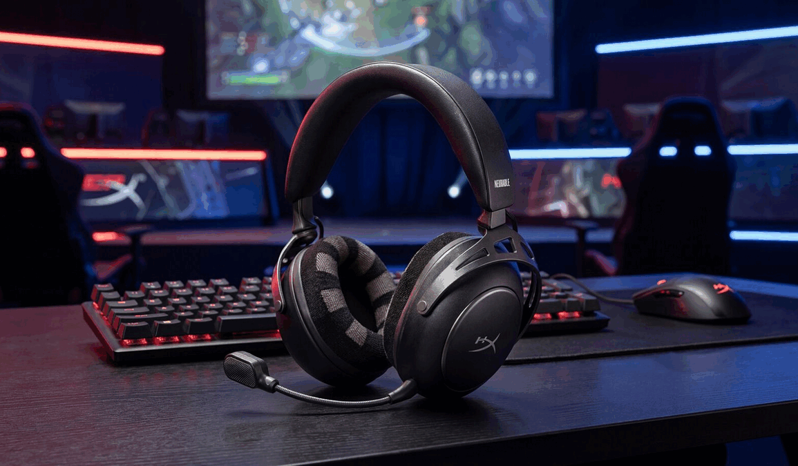 Gaming-headset fra HyperX plassert på skrivebord foran PC-oppsett, brukt som illustrasjon i forbindelse med HyperX sitt EEG-hodesett og AI-basert nevroteknologi.