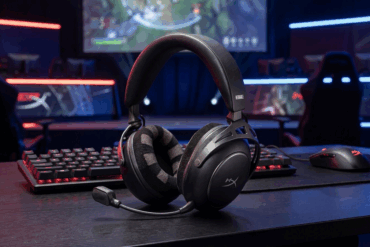 Gaming-headset fra HyperX plassert på skrivebord foran PC-oppsett, brukt som illustrasjon i forbindelse med HyperX sitt EEG-hodesett og AI-basert nevroteknologi.