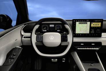 Interiøret i Volkswagen ID. Polo med ny cockpit-arkitektur, to store skjermer, digital instrumentering og fysiske knapper for klima og sentrale funksjoner.