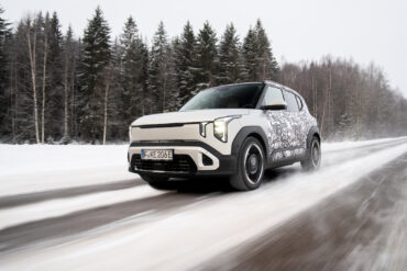Kia EV2-prototype kjører på snødekt vintervei under NAFs El Prix, liten el-SUV testet for rekkevidde og lading i streng kulde