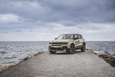 Jeep Avenger parkert ved sjøen, en kompakt elektrisk SUV som nå får betydelig prisreduksjon i Norge og dermed blir et mer konkurransedyktig alternativ i B-SUV-segmentet.