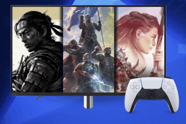 PlayStation 5-konsoll med hvit DualSense-kontroller foran en TV-skjerm som viser tre førstepartsspill fra Sony, inkludert action- og eventyrtitler, som illustrerer PlayStations spillutvalg og satsingen på eksklusive titler på tvers av plattformer.