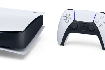 PlayStation 5-konsoll og DualSense-kontroller i hvit og svart design, avbildet på nøytral bakgrunn.