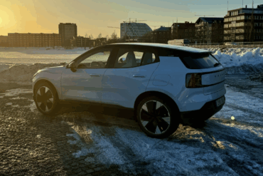 Volvo EX30 parkert på vintervei ved sjøen, en kompakt elektrisk SUV som nå er berørt av global tilbakekalling etter risiko for overoppheting i batteripakken.