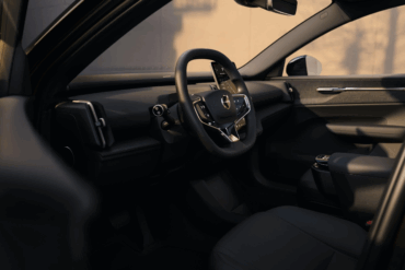 Interiør i Volvo EX30 med oppdatert infotainment, minimalistisk design og nye materialvalg som del av 2027-oppgraderingen.