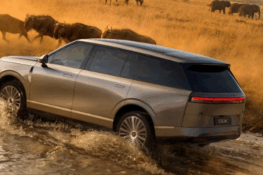 Xpeng GX stor SUV med Range Rover-inspirert design kjører gjennom vann i terreng