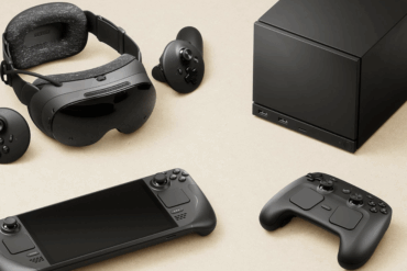 VR-hodesett, spillkontrollere, håndholdt Steam Deck og en kompakt PC-boks plassert på et bord som illustrerer Valves kommende Steam-maskinvare.