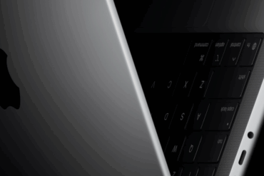MacBook Neo sett bakfra med Apple-logo, ved siden av tastaturet – Apples rimeligste Mac til 599 dollar