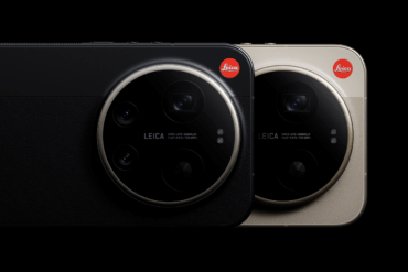 To Xiaomi 17 Ultra-telefoner i svart og hvitt, sett bakfra mot mørk bakgrunn, med stor rund Leica-kameramodul og flere sensorer synlig i kameraringen.