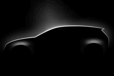 Mørk teaser-silhuett av kommende Volkswagen Golf EV som viser bilens klassiske hatchback-profil med avrundet front, markert taklinje og bakspoiler. Silhuetten antyder et mer aerodynamisk design for den elektriske Golf-generasjonen.
