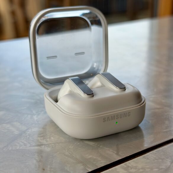 Samsung Galaxy Buds4 Pro i hvitt ladeetui, åpent og plassert på et bord, med øreproppene synlige inni etuiet i naturlig lys.
