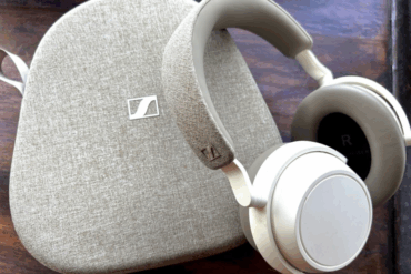 Sennheiser-hodetelefoner ved siden av et beskyttelsesetui i stoffdesign