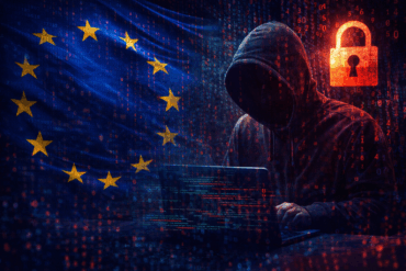 Illustrasjon av en hettekledd person foran en laptop med EU-flagget i bakgrunnen og en rød hengelås, som symboliserer et cyberangrep mot europeiske systemer.