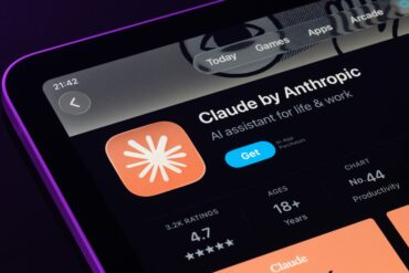 Skjermbilde av Claude-appen fra Anthropic på en smarttelefon, med appikon, vurderinger og informasjon vist i en mørk brukerflate.