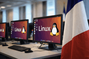 Flere datamaskiner med Linux-logo på skjermen står oppstilt i et kontormiljø, mens et fransk flagg er synlig i forgrunnen, som illustrerer Frankrikes overgang fra Windows til Linux i offentlig sektor.