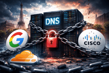 Illustrasjon av DNS-blokkering: serverrack merket «DNS» er låst med kjetting og hengelås, omgitt av logoer som ligner Google, Cloudflare og Cisco, med Eiffeltårnet i bakgrunnen og dramatisk himmel over en by som antyder Frankrike.