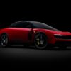 Rød Ferrari Luce vist i studiolys mot mørk bakgrunn. Dette er Ferraris første helelektriske bil, med fire dører, fire motorer og interiør designet av Jony Ive.