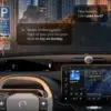 Skjermbilde fra Volvo-bil som viser Gemini-basert AI-assistent med sanntidsinformasjon om parkering, skilt og navigasjon direkte på bilens infotainmentskjerm og head-up-display.