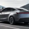 Tesla Model Y kjører med FSD-teknologi på europeiske veier etter nye godkjenninger i Nederland og Litauen.