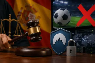 Dommerklubbe, NordVPN-symbol og fotballgrafikk illustrerer den spanske rettssaken mellom LaLiga og VPN-selskapene om blokkering av IPTV-strømming og risikoen for overblokking på internett.
