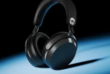 Sennheiser MOMENTUM 5 Wireless i svart med nytt design, forbedret aktiv støydemping, Hi-Res Audio og opptil 57 timers batteritid.